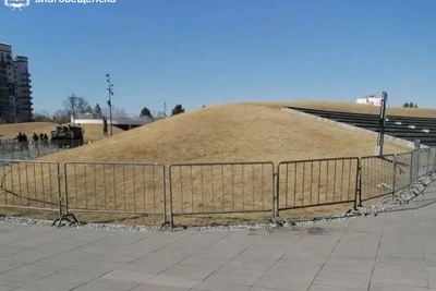 В Благовещенске огородили холмы у Трибуны Холл