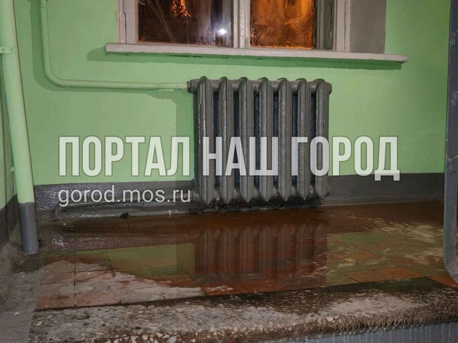 Протекла батарея в подъезде | Источник: gorod.mos.ru