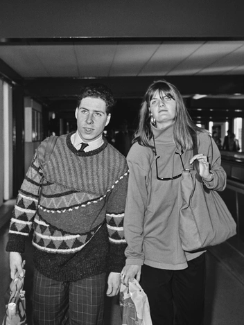 Виконт Линли и Сюзанна Константин в Хитроу, 17 февраля 1985