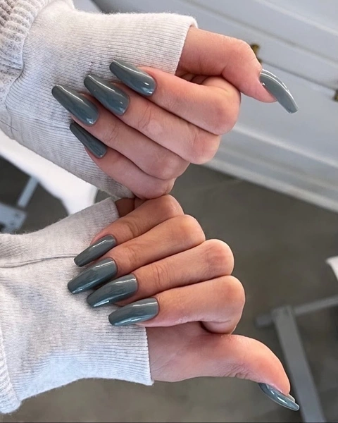 Серый — самый модный цвет осеннего маникюра. Доказывает Селена Гомес 💅