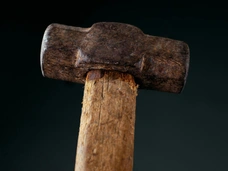 «Сына у вас больше нет»: в Карабаше 17-летний юноша убил отца кувалдой в гараже и сообщил об этом бабушке с дедушкой