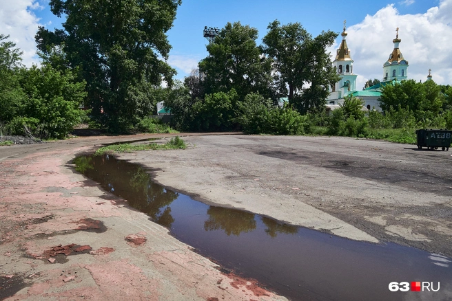 Красная беговая дорожка «разложилась на плесень и на липовый мед», но всё еще существует | Источник: Роман Данилкин / 63.RU