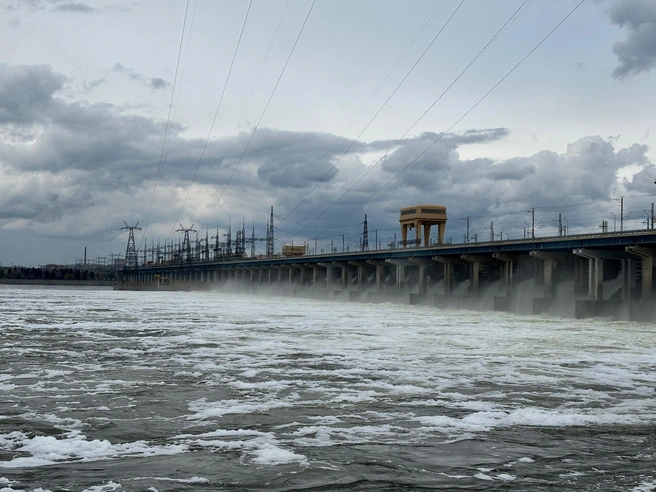 Водосбросы представляют собой захватывающее зрелище | Источник: Арина Рязанова / V1.RU
