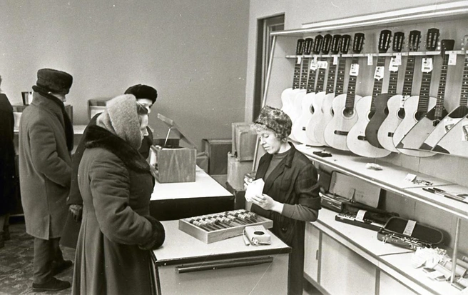 Магазин культтоваров по сниженным ценам на улице Фрунзе. 1965 год | Источник: фотофонд Самарского областного государственного архива социально-политической истории