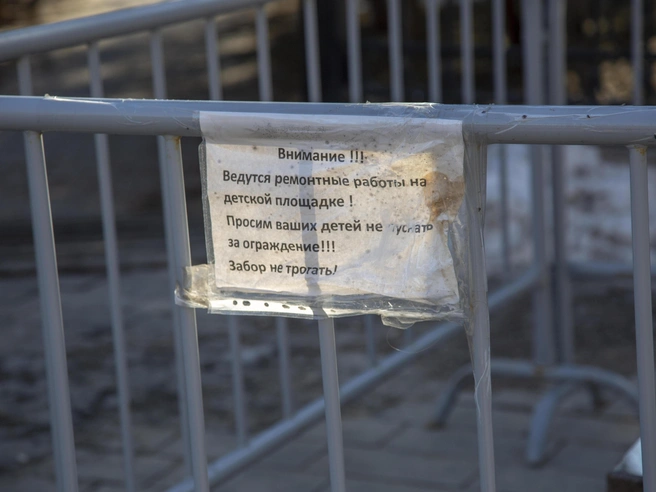 Памятник временно ограждён, и посетителей просят не приближаться к нему. | Источник: Константин Завриков / V1.RU