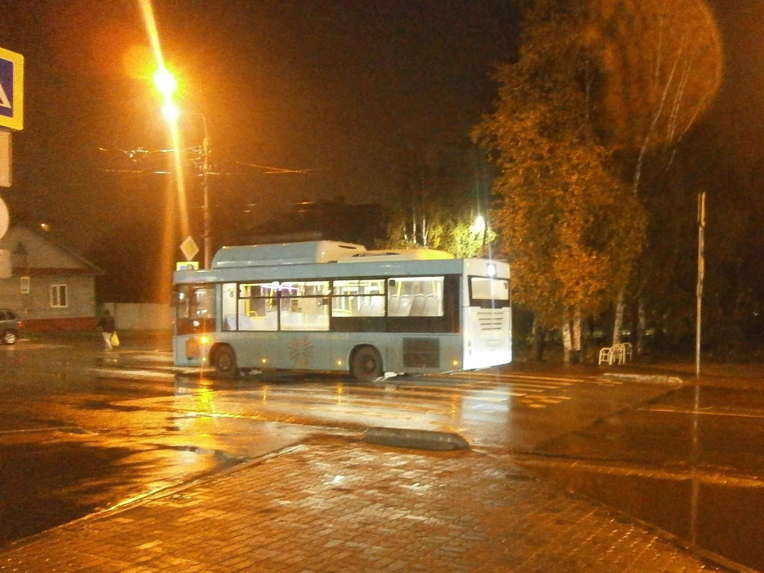 В Архангельске автобус сбил женщину. В полиции утверждают, что это случилось на «зебре»