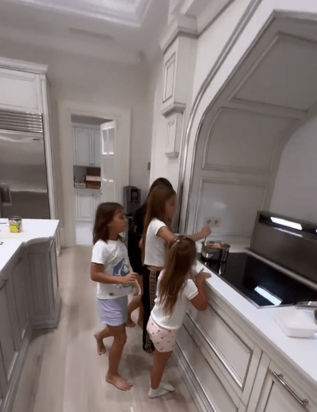 Ванная для каждой дочки, лифт на 13 человек, а на ужин «дошик»: Самойлова и Джиган переехали в новый особняк