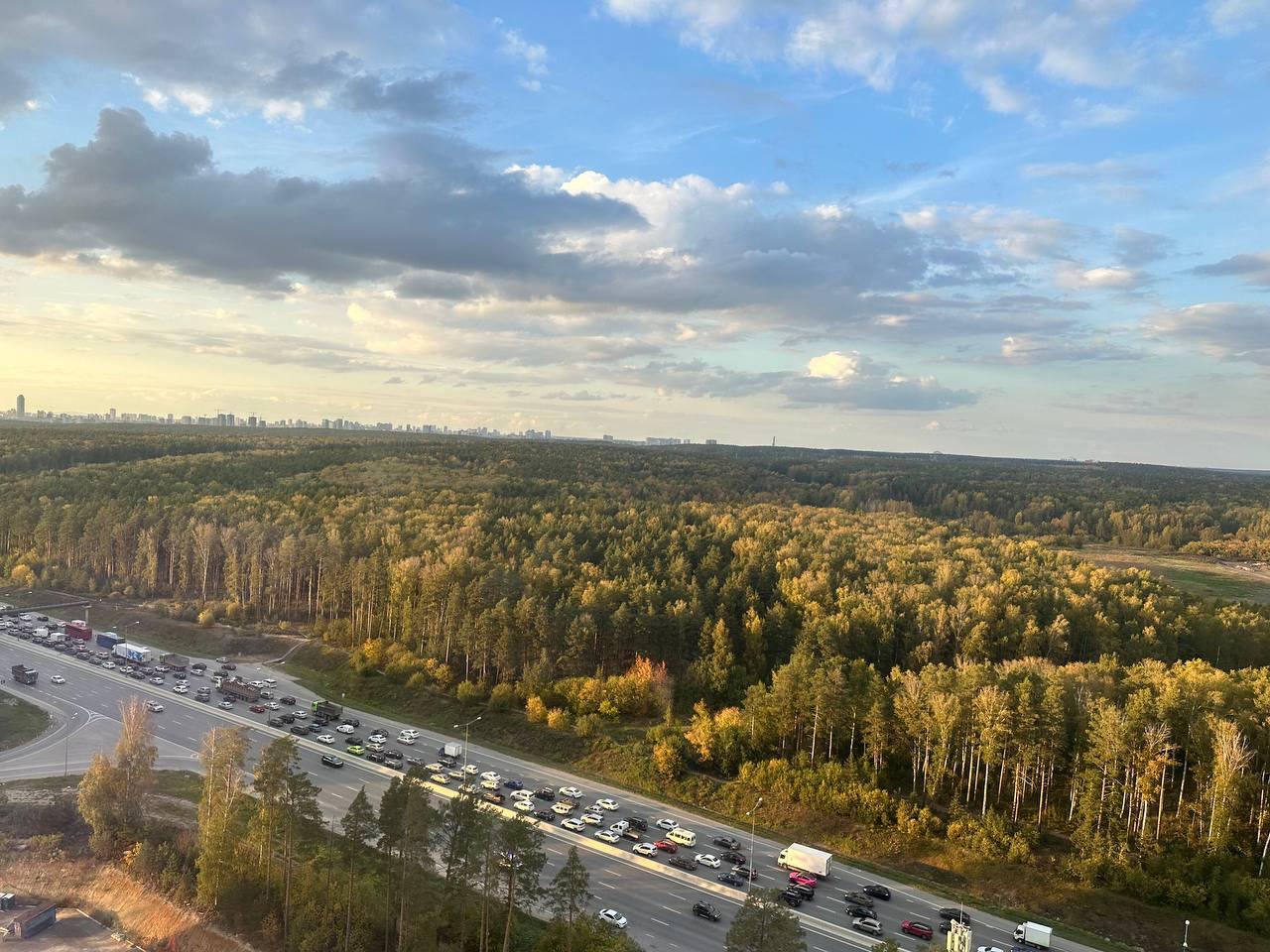 «Кто-то улетел с моста». Адская пробка скопилась на Кольцовском тракте