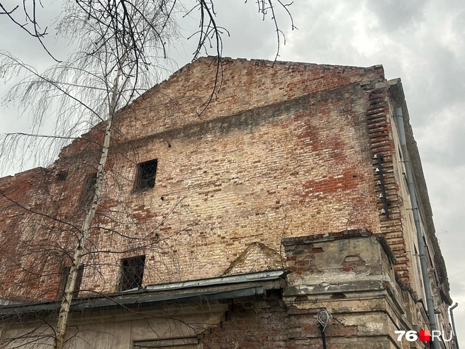 В таком состоянии здание находится сейчас | Источник: Екатерина Тарыгина / 76.RU