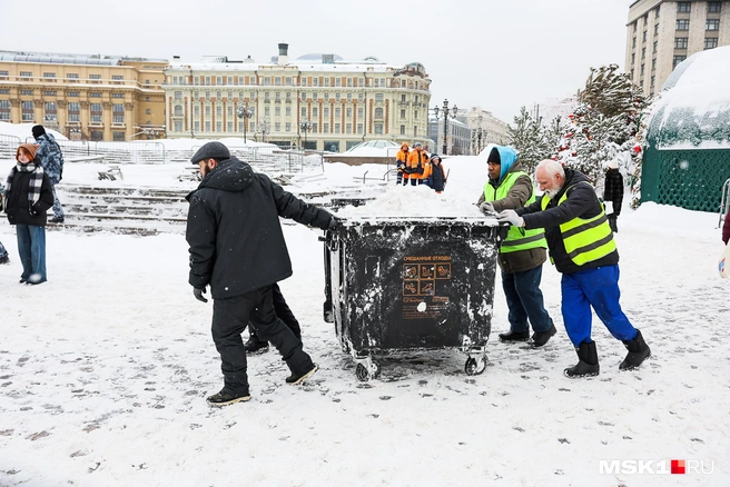 Снег у Охотного ряда перевозят в мусорных баках | Источник: Артем Устюжанин / MSK1.RU
