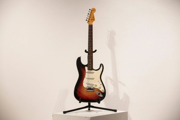 В 2013 году гитара Fender Stratocaster, которую Дилан держал в руках в тот вечер, была продана на аукционе Christie's за 965 тыс. долларов | Источник: Andrew Burton/Getty Images