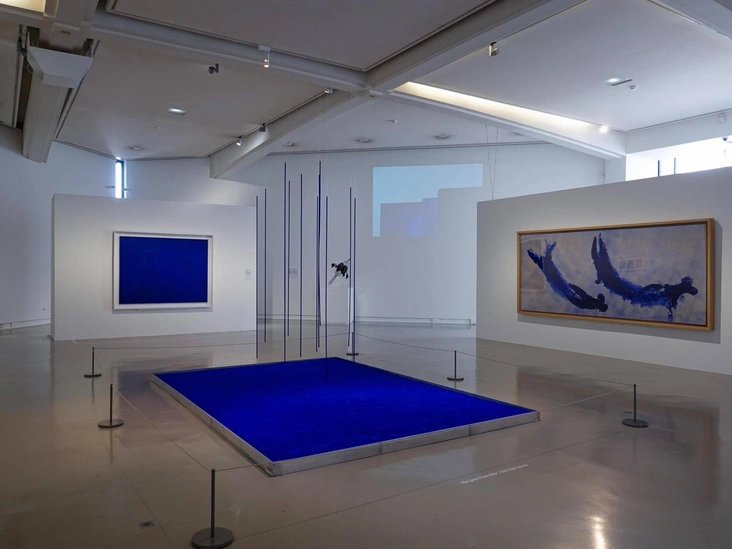 Выставка полотен Ива Кляйна в оттенке International Klein Blue
