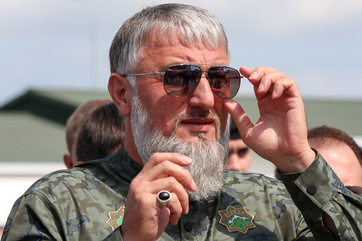 Человек с золотым пистолетом: чем знаменит Адам Делимханов, пообещавший отрезать головы врагам Кадырова