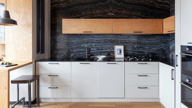 Лаконичный деревянный интерьер квартиры с видом на ВДНХ