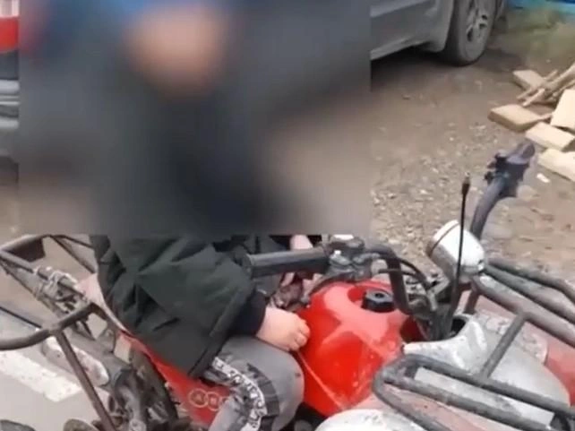 Как выяснили дорожные полицейские, мототехника принадлежит матери мальчика | Источник: 24_ГОСАВТОИСНПЕКЦИЯ_ / Telegram