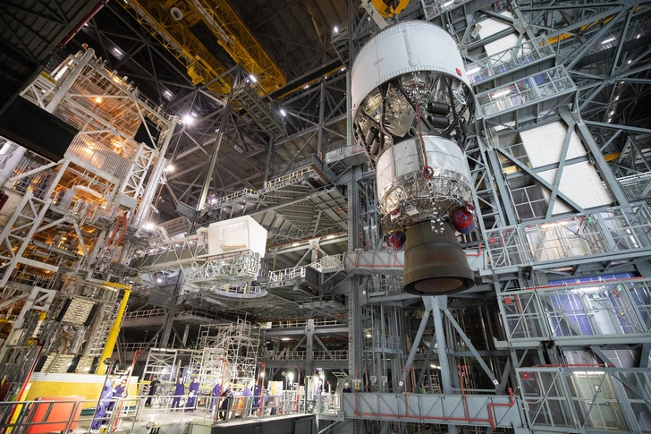 Во Флориде установили вторую ступень на ракету-носитель SLS, предназначенную для лунной миссии «Артемида-2» | Источник: NASA/Isaac Watson