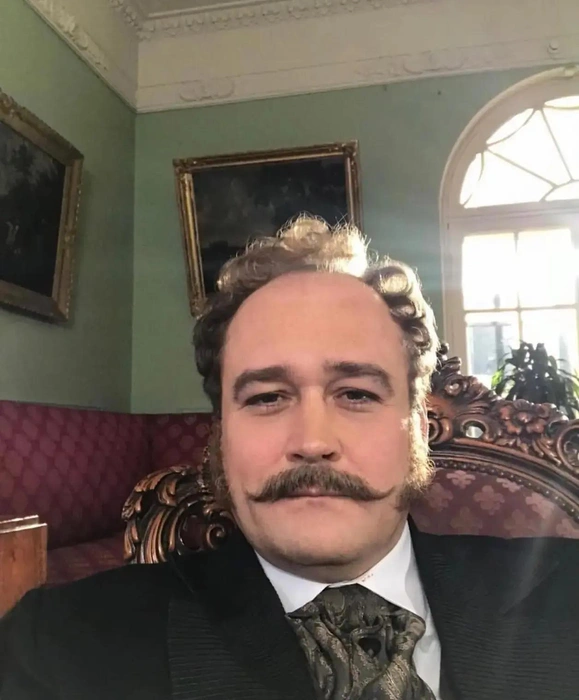 А тут он в роли градоначальника в сериале «Тайны госпожи Кирсановой» | Источник: ivantaganca / Instagram.com (деятельность экстремистской организации запрещена на территории РФ)
