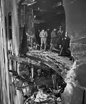 История одной фотографии: дыра в небоскребе от столкновения с бомбардировщиком, 1945