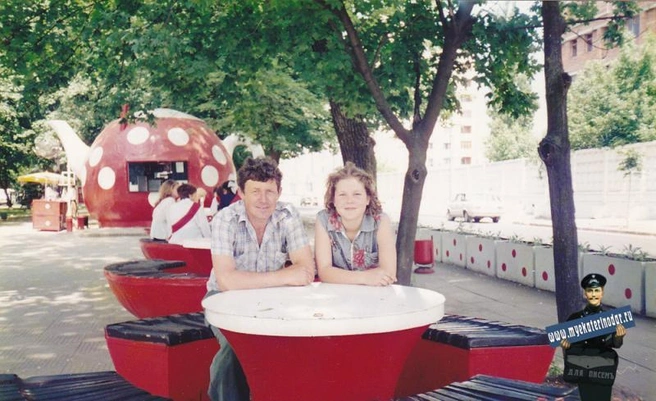 1998 год, кафе «Чайник» на участке от Буденного до Кузнечной | Источник:  Наталья Добычина (Крячун) / myekaterinodar.ru