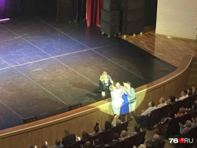 Женщины были рады сфотографироваться со звездой | Источник: Алина Шибаева