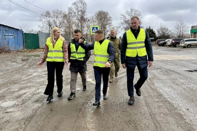 В Чёрной Речке продолжается ремонт дороги и тротуара
