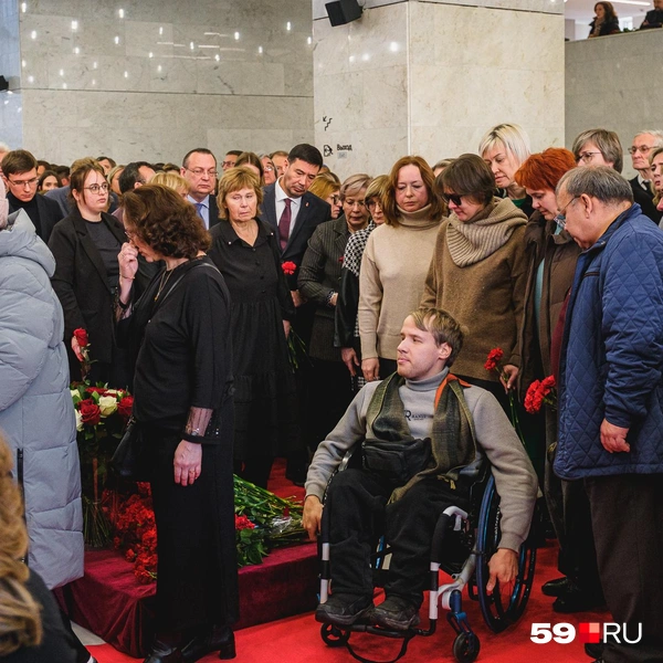 Мужчина на коляске — Василий Кардаков. Один из самых известных подопечных фонда «Дедморозим» | Источник: Тимофей Калмаков / 59.RU