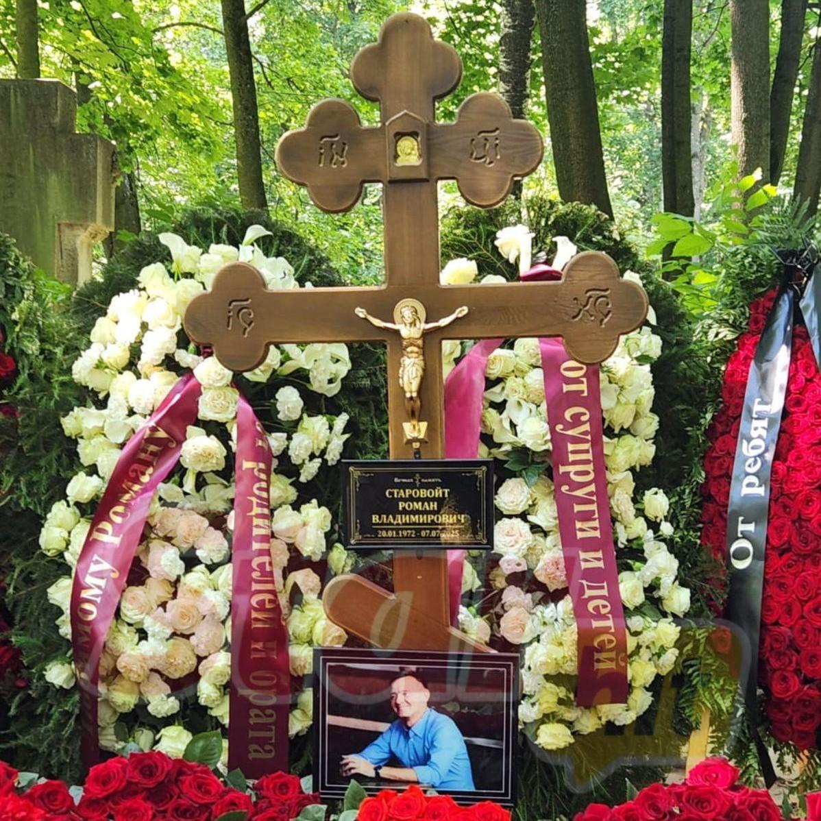 Православный крест, цветы и венки: как выглядит могила покончившего с собой Романа Старовойта