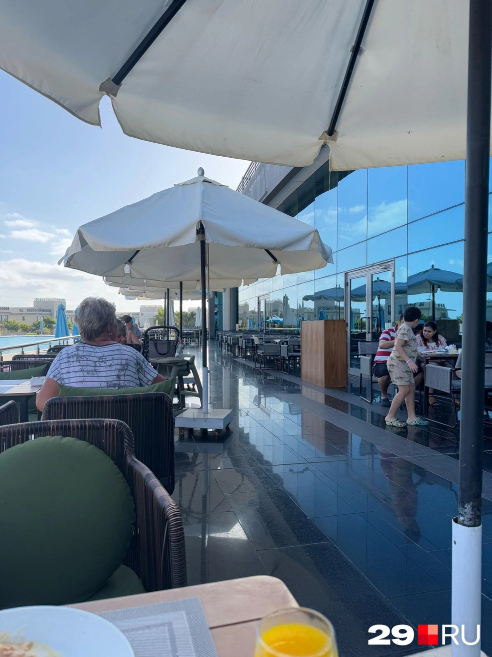 Терраса у ресторана со шведским столом | Источник: Валерия Богатырева / 29.RU