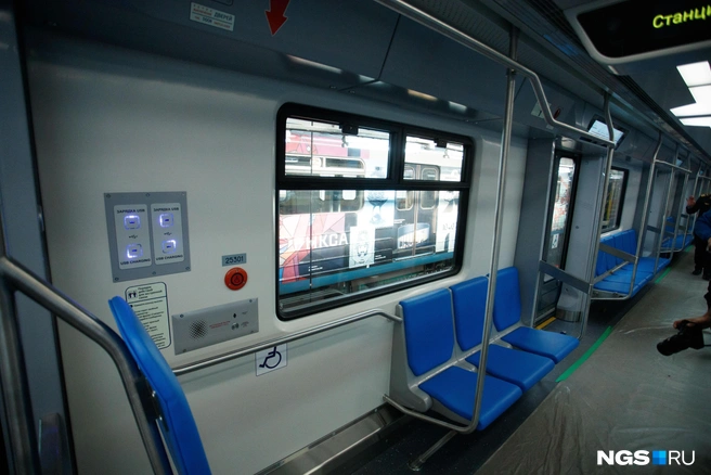С двух сторон вагона смонтированы входы для USB&nbsp;— можно зарядить телефон во время поездки. В вагонах также установлена современная система кондиционирования | Источник: Андрей Бортко / NGS.RU