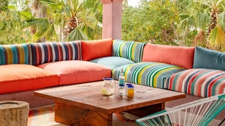 Полосатая мебель в саду: 10 ярких примеров