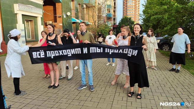 Зрители неожиданно стали участниками траурной процессии | Источник: Полина Бородкина / NGS24.RU