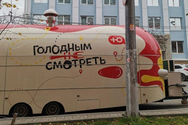 Ресторан на колесах заметили припаркованным в районе хоровой капеллы мальчиков | Источник: Ирина Смирнова
