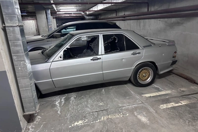 Екатеринбургский вандал громит и поджигает автомобили