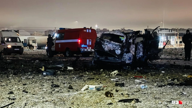 Один из поврежденных взрывом автомобилей | Источник: Никита Зырянов / 93.RU