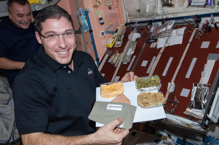 Чем будут питаться космонавты во время многолетних экспедиций? Ведь у запасов выйдет срок годности
