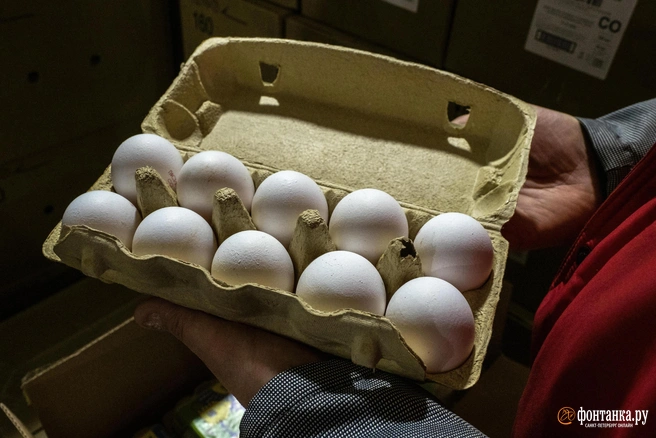 До этого яйца в течение 8 месяцев лишь дешевели | Источник: Михаил Огнев / FONTANKA.RU