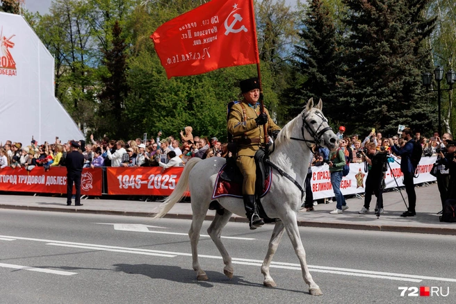 Конница тоже прошла с копией Знамени Победы  | Источник: Ирина Шарова / 72.RU 