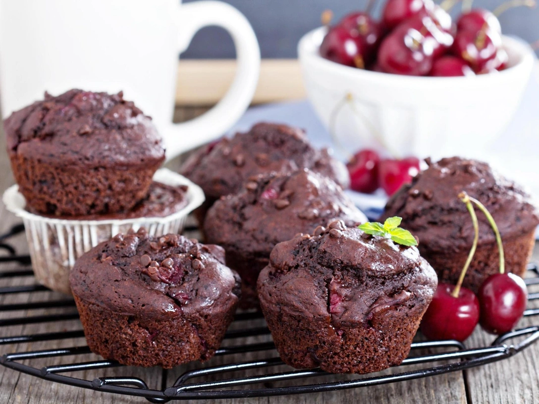 Кексы «Красный бархат»: ресторанный десерт с вишней и шоколадом, который готовится 20 минут | marieclaire.ru