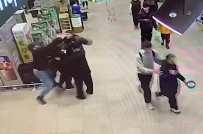 Дело об убийстве в супермаркете на Коломяжском дошло до суда. Один охранник все еще в бегах | Источник: Официальный канал Следственного комитета Российской Федерации
