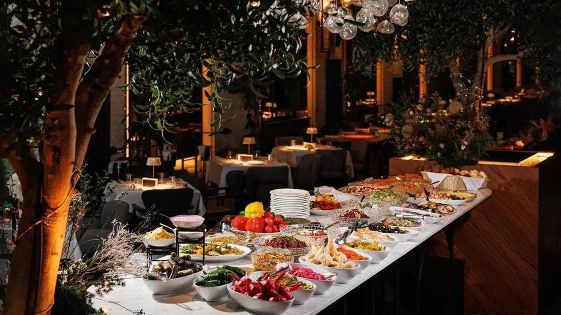 Ужины в нижегородском Кремле, жаркое из кабана и кухня неономадов: чем удивят рестораны зимой