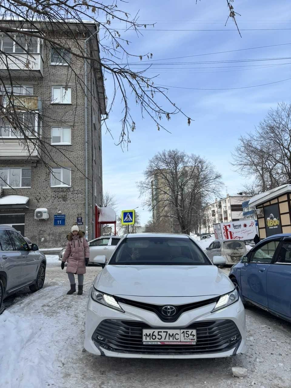 Припарковался прямо на тротуаре, видно, как его обходят люди, пишет читатель | Источник: читатель НГС