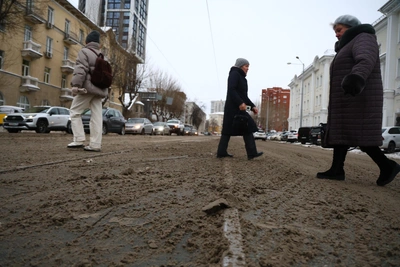 Екатеринбург в грязной каше после снегопада