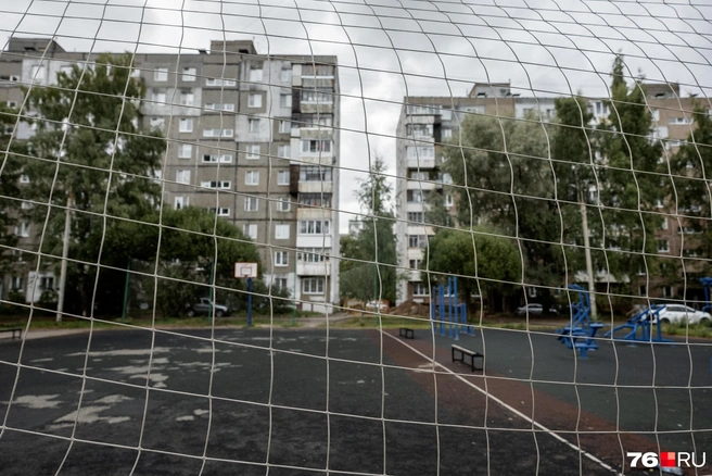 Однако дворы вокруг затронуло современное благоустройство  | Источник: Александр Куренной / 76.RU