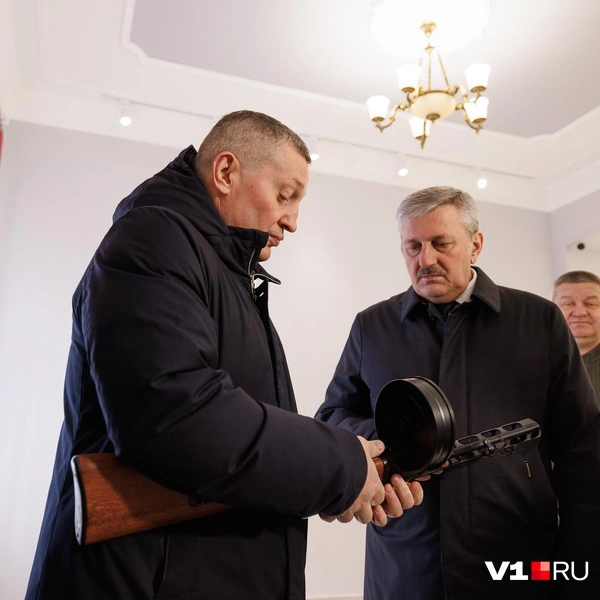 От соблазна подержать в руках автомат не удержался даже губернатор | Источник: Алексей Волхонский / V1.RU