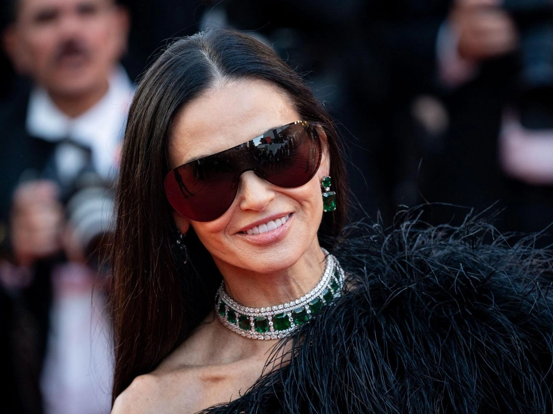 Самый эффектный выход Каннского кинофестиваля — Деми Мур в новом Gucci | marieclaire.ru