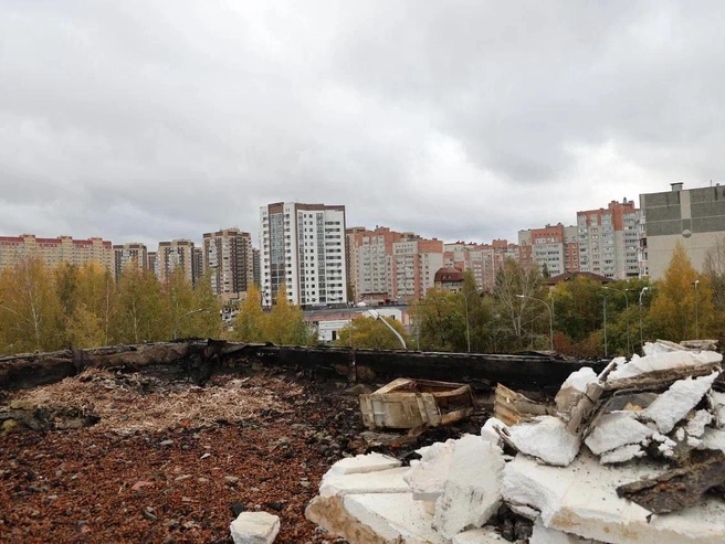 Кровле досталось больше всего. Так она выглядит сейчас  | Источник: Максим Афанасьев / Vk.ru