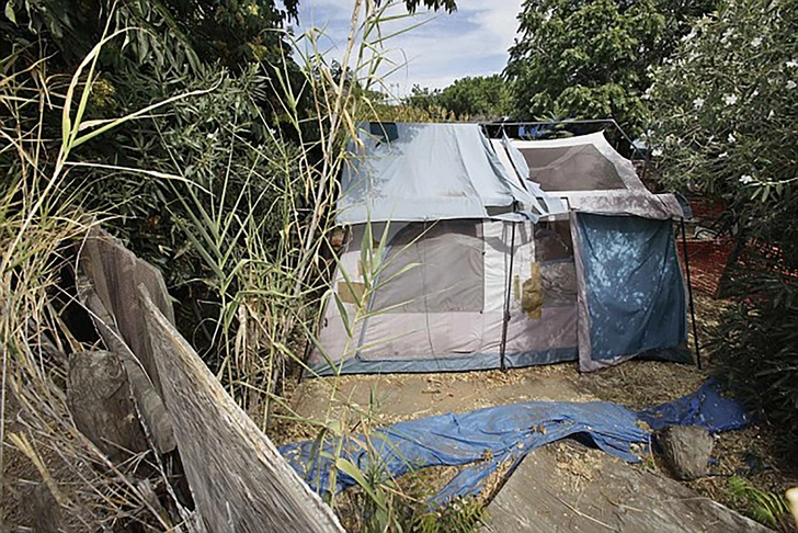 В этой палатке во дворе дома жила Джейси с детьми | Источник: Daily Mail
