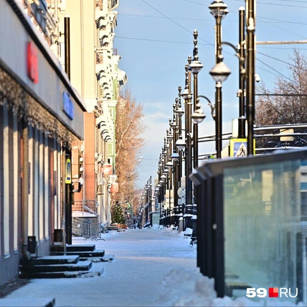 Тротуары тоже пустынны: пешеходов почти нет | Источник: Василина Любимова / 59.RU