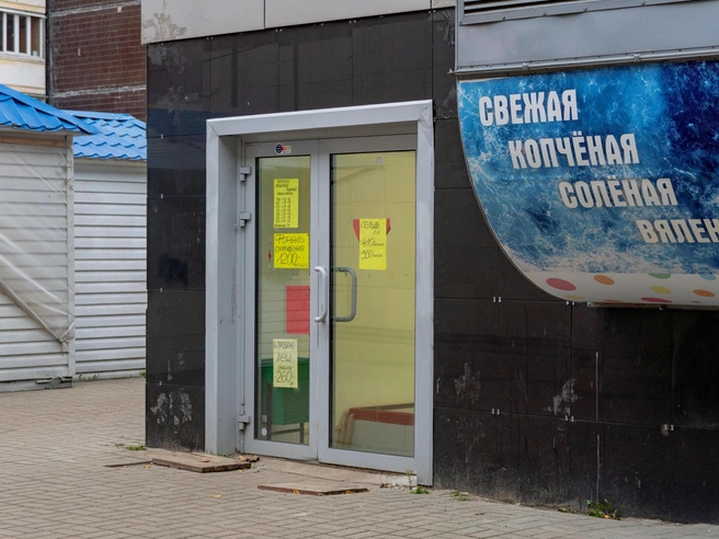 В здании работает магазин по продаже рыбы | Источник: Кирилл Поверинов / 76.RU