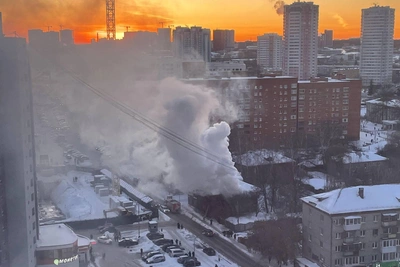 На Уктусе горит старый двухэтажный дом